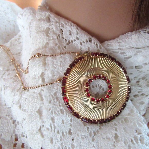 Vintage red rhinestone circle wreath pendant & clip on earring set - Picture 2 of 9